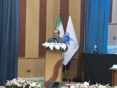 کسی که موجب فرار مغزها می‌شود خائن است