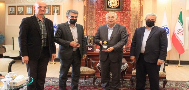 ایلخچی می تواند به قطب تولید پسته در استان تبدیل شود