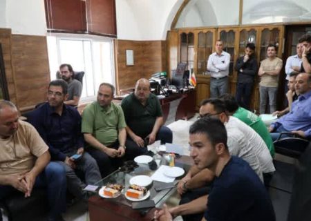 برپایی میز خدمت گمرکات آذربایجان شرقی با هدف تسهیل امور تجاری و رفع موانع  در هفته گرامیداشت شهدای خدمت