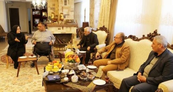دیدار  معاون پارلمانی رئیس جمهور با جانباز ۷۰درصد حاج «علی کشفیا» در تبریز