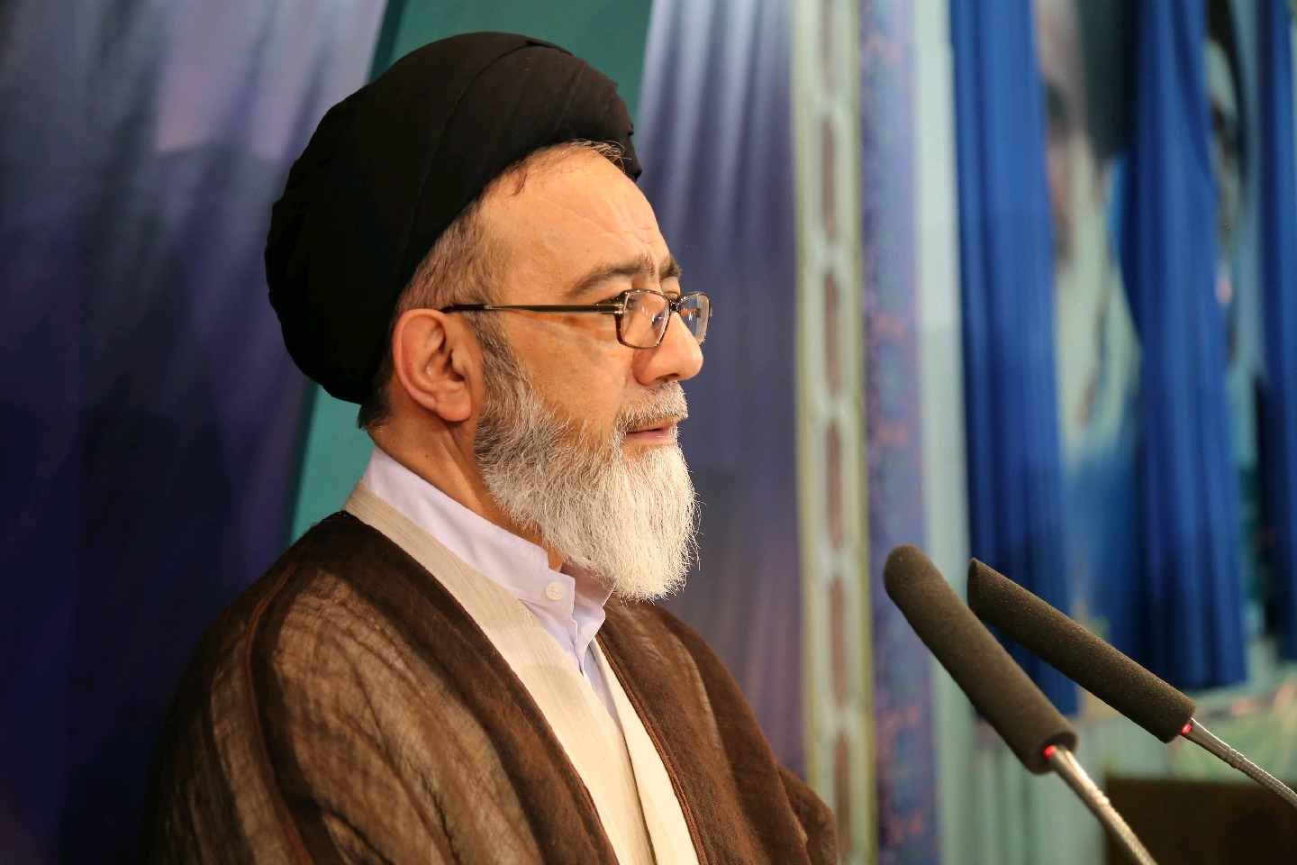 نسل جدید باید بدانند شهدا چه خدماتی کرده اند