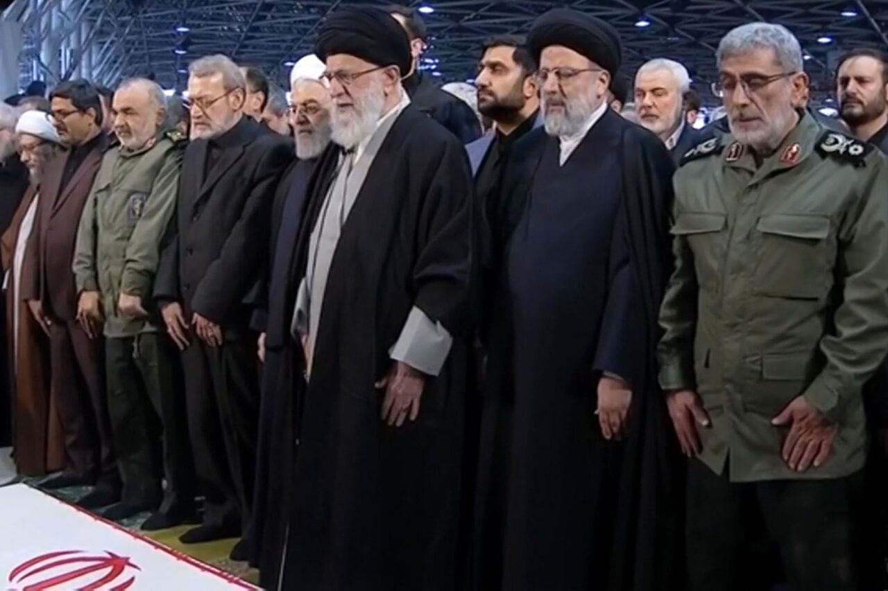 اقامه نماز رهبرمعظم انقلاب بر پیکر مطهر شهدای مقاومت