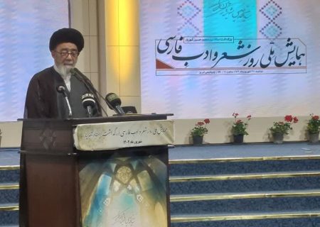 روز شعر و ادب آن گونه که باید ملی شود، نشده است