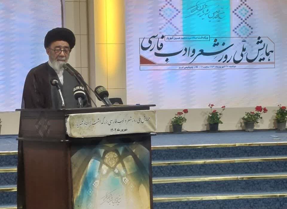 روز شعر و ادب آن گونه که باید ملی شود، نشده است