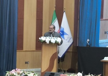 کسی که موجب فرار مغزها می‌شود خائن است