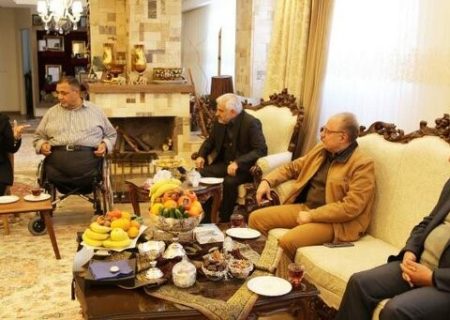 دیدار  معاون پارلمانی رئیس جمهور با جانباز ۷۰درصد حاج «علی کشفیا» در تبریز