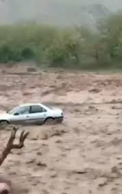 تلاش بی وقفه نیروهای هلال احمر در نجات خودروها از سیلاب تسوج