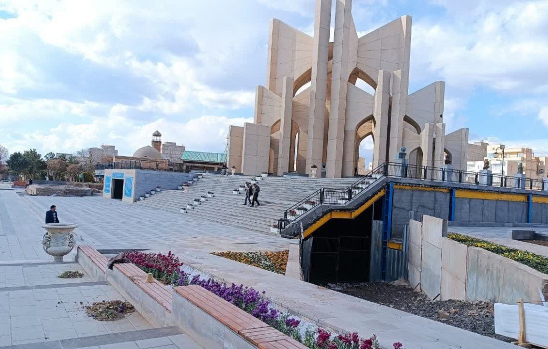 مقبره الشعرا در آغوش گردشگران نوروزی