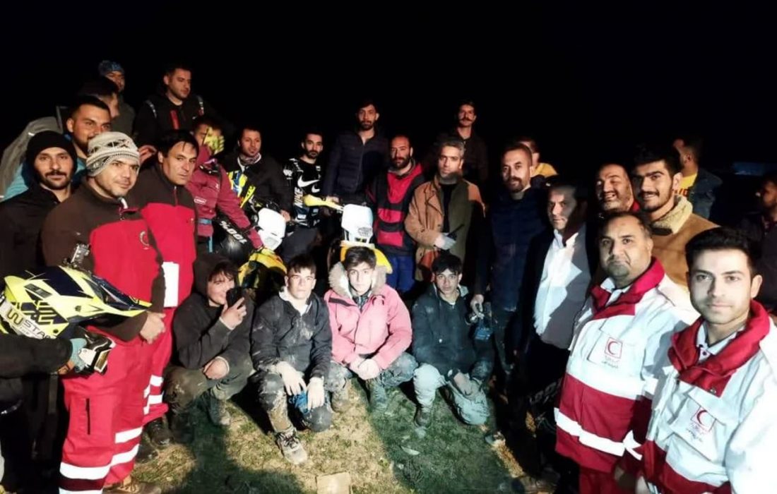 عملیات دشوار نجات موتور سواران در گل و لای و سرما
