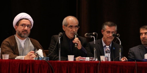 از هیچ نماینده مجلسی دستور نمی گیریم