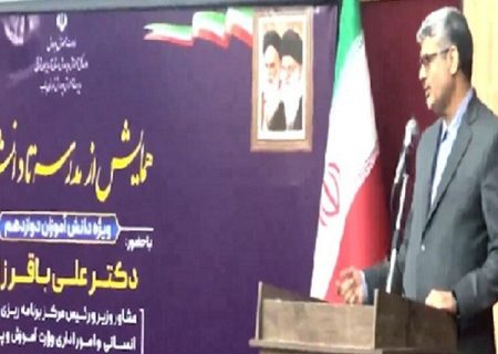 نقش معلمان و خانواده‌ها در موفقیت دانش آموزان مهم است