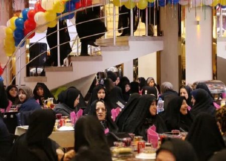 باید به خانواده های شهدا افتخار شود