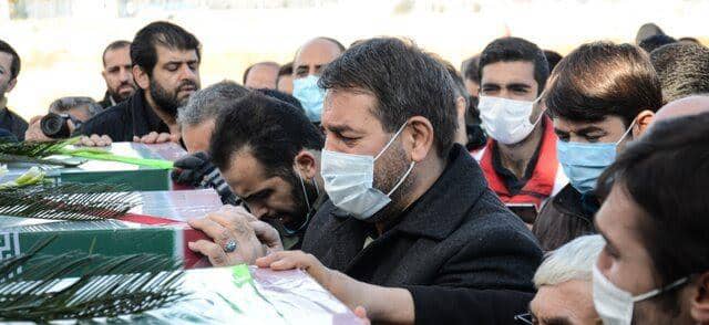 پیکر مطهر سه شهید گمنام پس از مراسم تشییع در محل یادمان شهدای گمنام مایان تدفین و خاکسپاری می شود