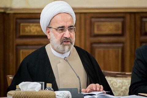 طلاب تا زمانی که همه درس شان را تمام نکرده اند مشغولیت اداری قبول نکنند